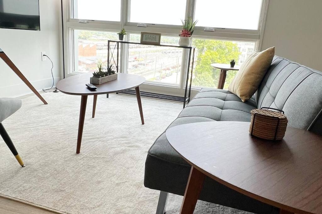 Studio Apartment, Queen Bed, Wifi, Kitchen, Washer & Dryer In 샬럿 외부 사진