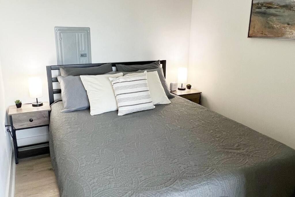 Studio Apartment, Queen Bed, Wifi, Kitchen, Washer & Dryer In 샬럿 외부 사진