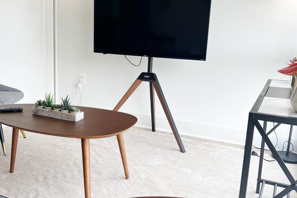 Studio Apartment, Queen Bed, Wifi, Kitchen, Washer & Dryer In 샬럿 외부 사진