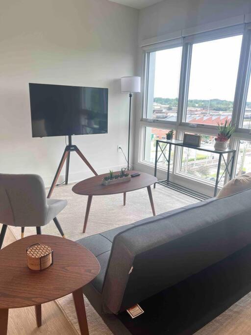 Studio Apartment, Queen Bed, Wifi, Kitchen, Washer & Dryer In 샬럿 외부 사진