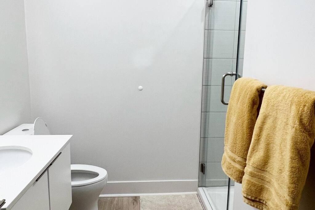 Studio Apartment, Queen Bed, Wifi, Kitchen, Washer & Dryer In 샬럿 외부 사진