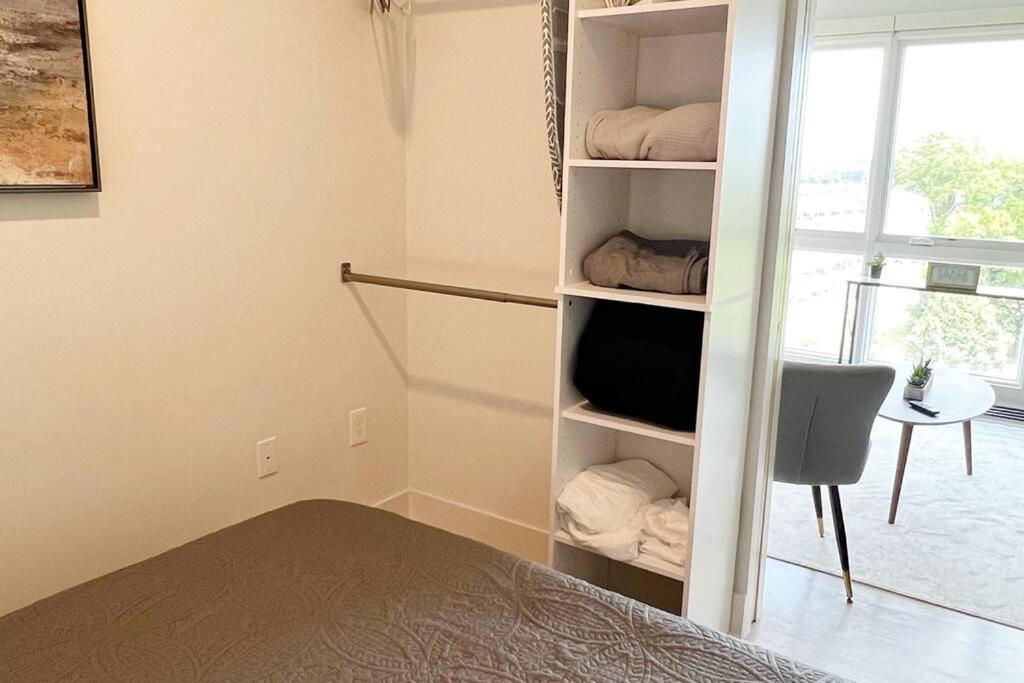 Studio Apartment, Queen Bed, Wifi, Kitchen, Washer & Dryer In 샬럿 외부 사진