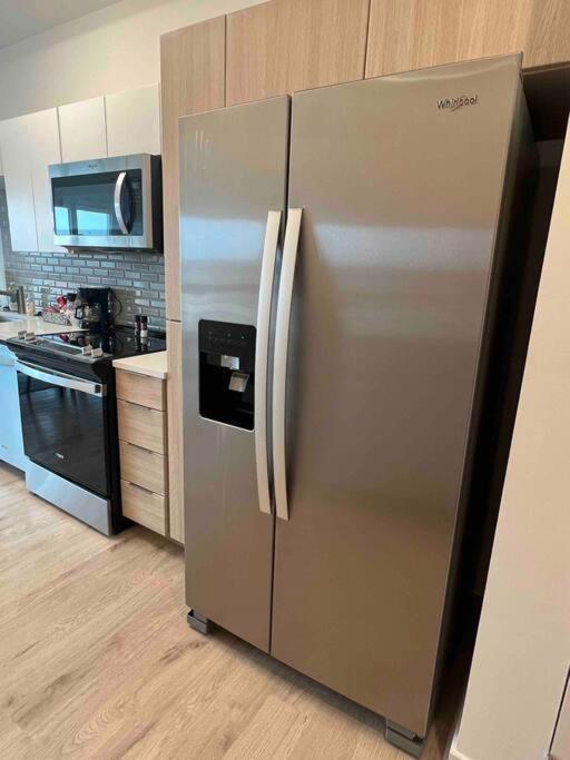 Studio Apartment, Queen Bed, Wifi, Kitchen, Washer & Dryer In 샬럿 외부 사진