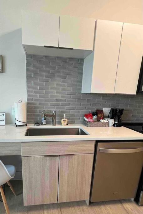 Studio Apartment, Queen Bed, Wifi, Kitchen, Washer & Dryer In 샬럿 외부 사진