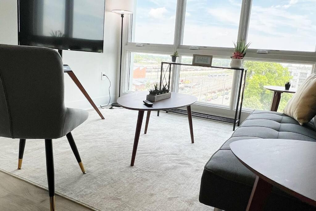 Studio Apartment, Queen Bed, Wifi, Kitchen, Washer & Dryer In 샬럿 외부 사진
